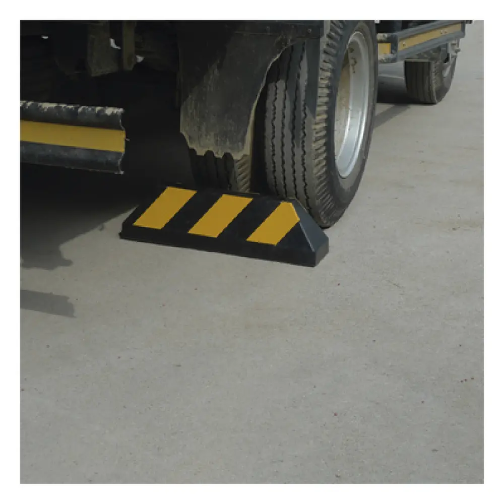 Tope Vehicular / 55 cm (1.8 ft) / Carga 5 Ton / Caucho Rígido / Bandas Reflejantes / Negro-Amarillo