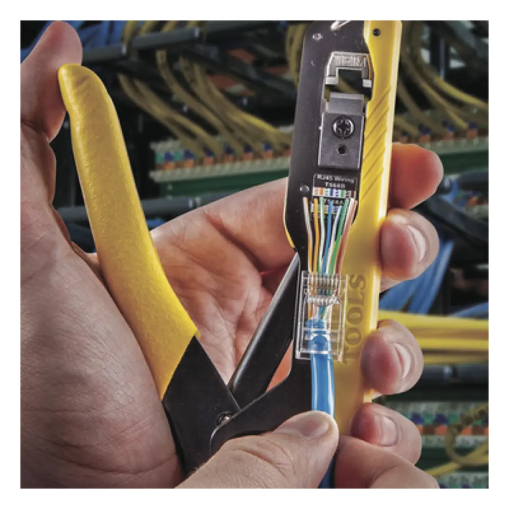 Ponchadora para Conectores Pass-Thru RJ45 / CAT5e/CAT6/6A / 8 Posiciones 4 Pares / Diseño Compacto 277 g