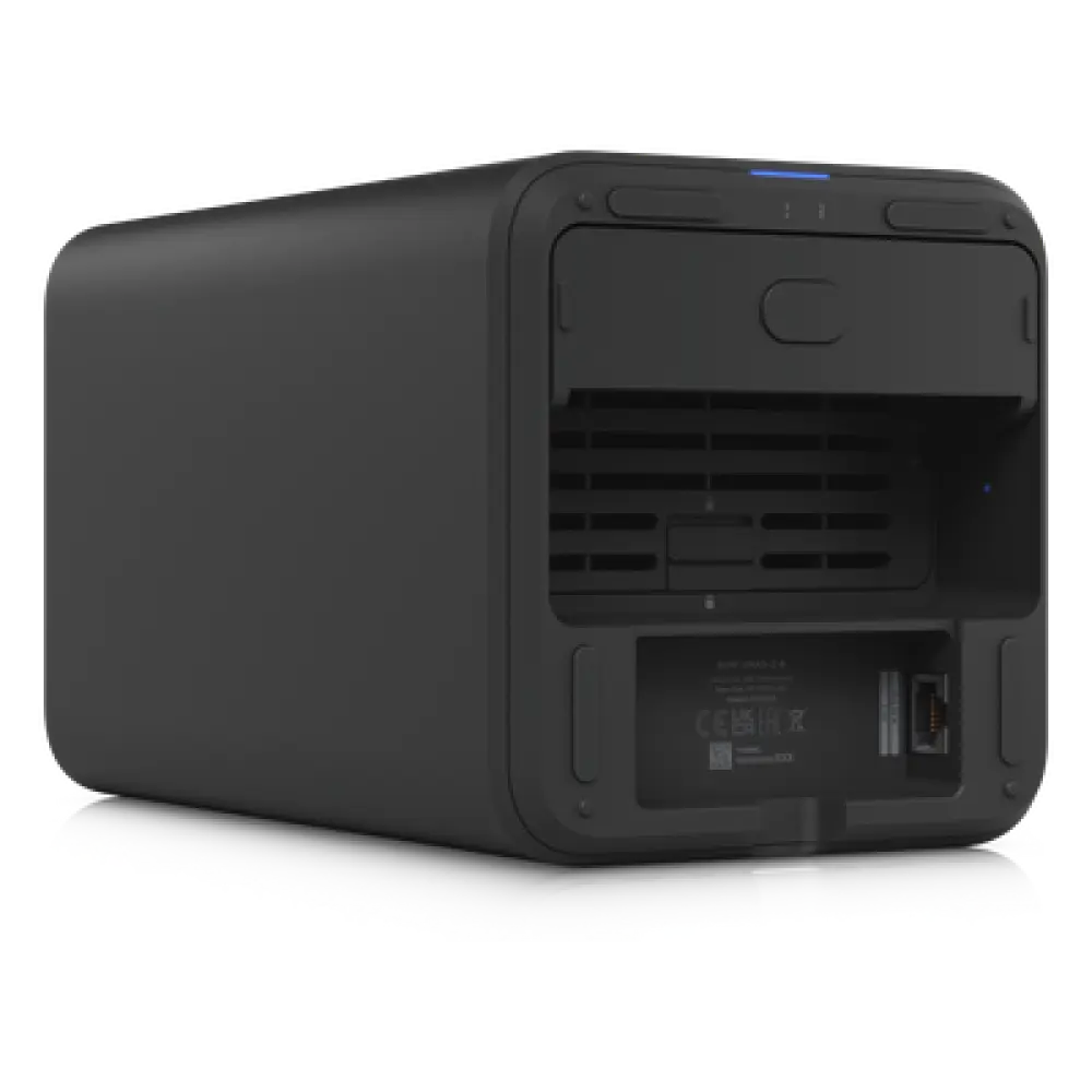 Servidor NAS Compacto / 2 Bahías 3.5" SATA / Puerto 2.5 GbE / PoE++ 60 W / Pantalla LCD 1.47" / USB-C 5 Gbps
