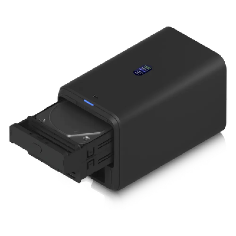 Servidor NAS Compacto / 2 Bahías 3.5" SATA / Puerto 2.5 GbE / PoE++ 60 W / Pantalla LCD 1.47" / USB-C 5 Gbps