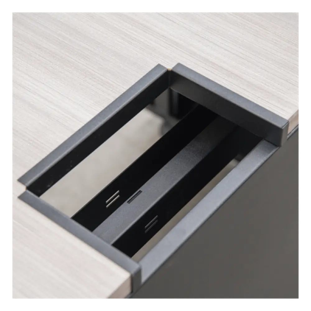 Consola Profesional para Monitoreo y Cómputo / Acero Laminado y Madera / Ranura para Base de Monitores / Tomacorriente 15A / Iluminación LED / 1.64 ft (0.5 m) de Profundidad