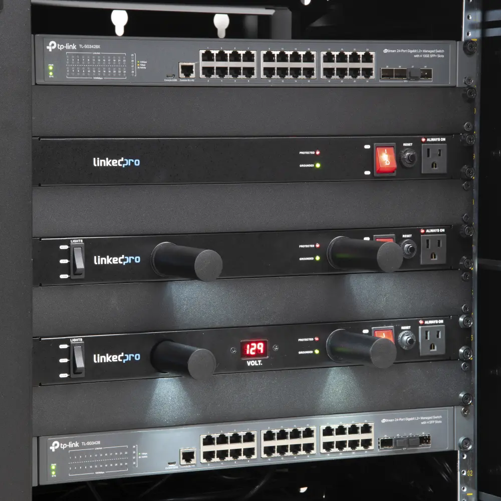 PDU para Distribución de Energía, Montaje en Rack, 11 salidas, Instalación Horizontal, de 19in, 1U, 15 Amp, 120 Vca, Con Indicador Led Y Display