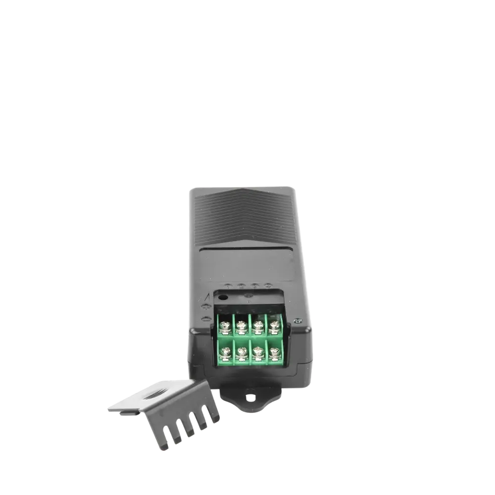 Fuente de Poder de 4 Salidas de 11 - 15 Vcc / 5 Amper / Voltaje de Entrada 110- 240 Vac / Fusible Termico PTC Integrado para Protección / Salida de Voltaje Inteligente hasta 3 Amper por Salida