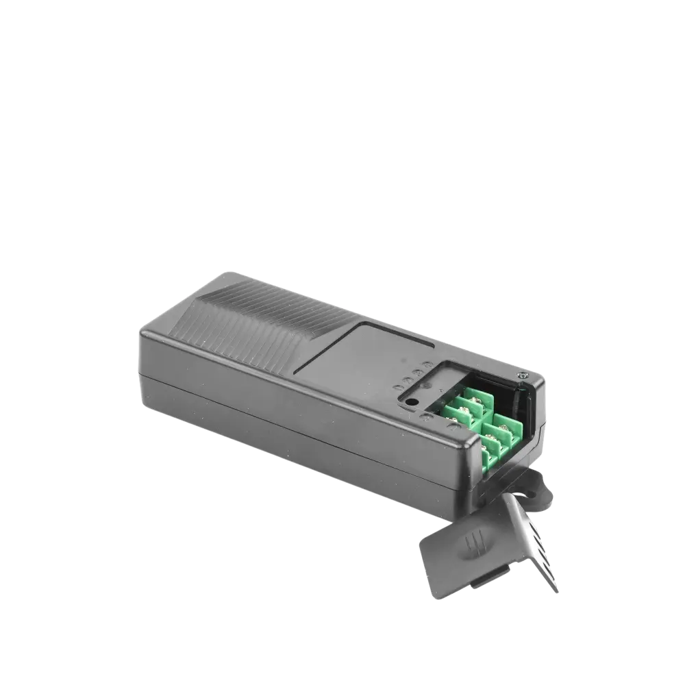 Fuente de Poder de 4 Salidas de 11 - 15 Vcc / 5 Amper / Voltaje de Entrada 110- 240 Vac / Fusible Termico PTC Integrado para Protección / Salida de Voltaje Inteligente hasta 3 Amper por Salida